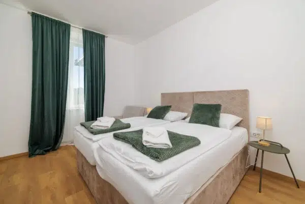 Kényelmes szoba, zöld függönyök és ágynemű, Adriarent, Kvarnersolutions.